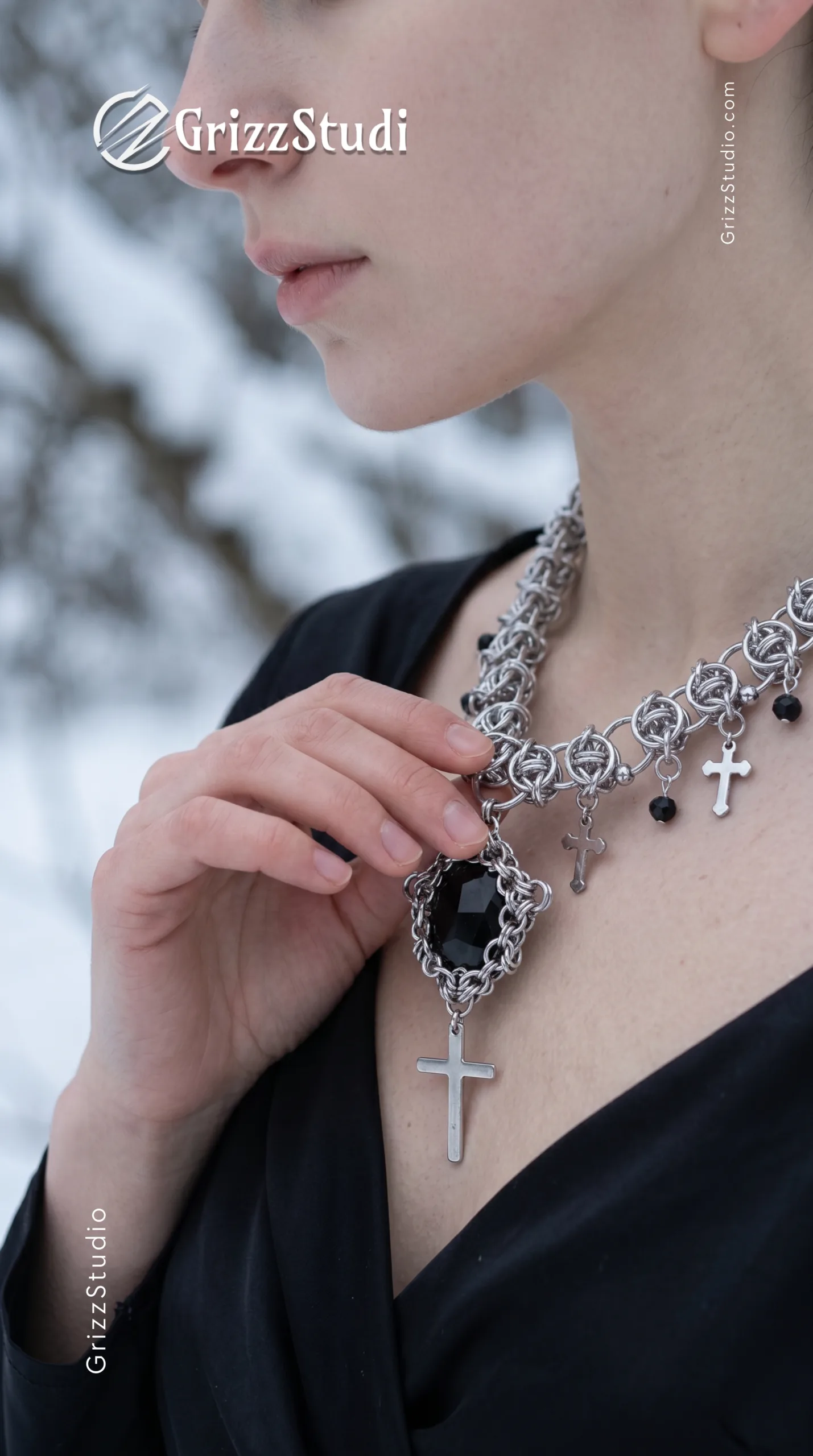 Obsidian Emblem Chainmail Necklace - Image 2