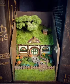 Hobbiton Hillside Book Nook - The Lord of the Rings
